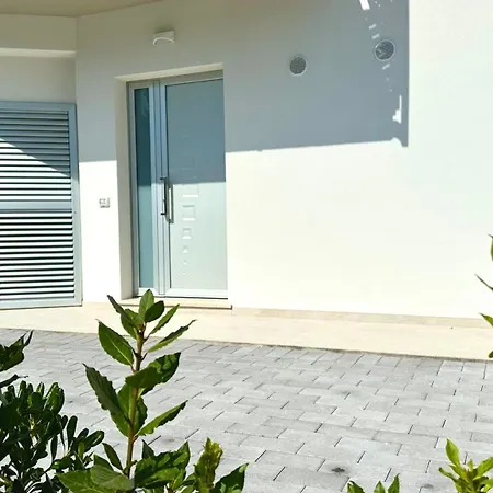 M411 - Marcelli, Nuovo Trilocale Con Corte Privata